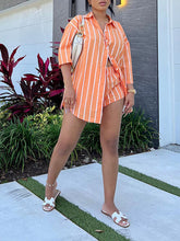 Set aus gestreiftem Hemd und Shorts